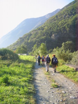 il gruppo in cammino lungo il bordo della Dora, dopo il ponte per Issogne (37259 bytes)